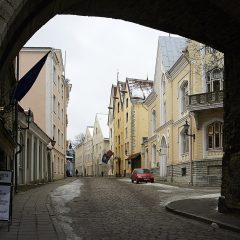 Bild: Blick durch das Stadttor an der "Dicken Margarethe" in Tallinn auf die "Drei Schwestern".