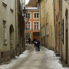 Bild: In den engen Gassen der historischen Unterstadt von Tallinn.