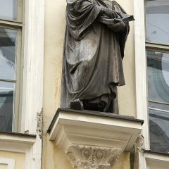Bild: Ein wenig streng schaut der Reformator Dr. Martin Luther auf die Spaziergänger.