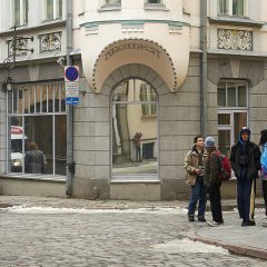 Bild: Auch in Tallinn gibt es Jugendstilhäuser. Selbstbildnis im verspiegelten Schaufenster.