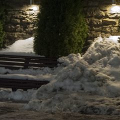 Bild: Auf der Bank am Hotel Vana Viru sitzt um halb fünf Uhr morgens noch kein Mensch zum Rauchen.