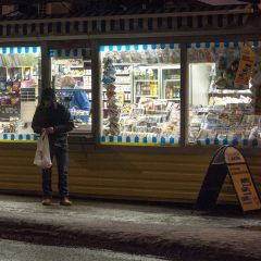 Bild: Eine Zigarette am Morgen. An belebten Stellen haben die Kioske in Tallin schon geöffnet. Alkohol wird nur zwischen 10:00 Uhr und 22:00 Uhr verkauft.