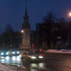 Bild: An einer Kreuzung in Sibulaküla. Kurz nach 06:00 Uhr kommt der Berufsverkehr in Tallin in Gang.