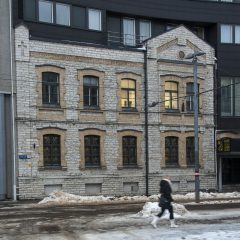 Bild: Immer wieder eines meines meiner Lieblingsmotive in Tallinn - Das alte Haus, das in ein modernes Bürohochhaus integriert wurde. Am Kaufhaus Stockmann.