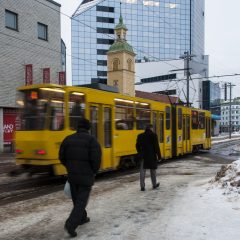 Bild: Hier schlägt das Herz des Stadtteiles Kesklinn. Im Minutentakt fahren die Straßenbahnen vor.