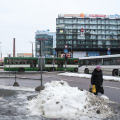 Bild: Am Viru Keskus gibt es gegen 08:00 Uhr jede Menge Busverkehr und jede Menge Menschen eilen zur Arbeit.