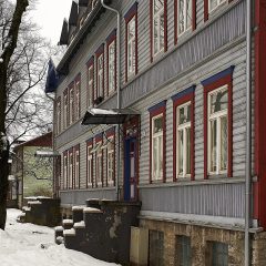 Bild: Und wieder eine der für Tallin typischen Haustüren mit Vordach. Im Tallinner Stadtteil Kalamaja.