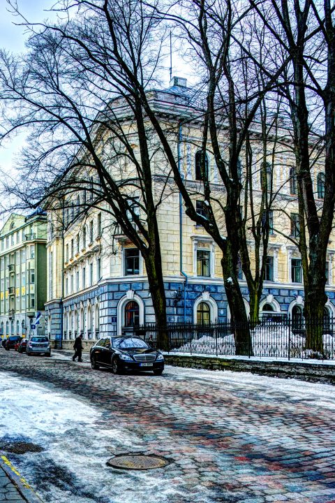 Bild: Das zu Sowjetzeiten wohl am meisten gefürchtete Gebäude in Tallinn - der Sitz des Geheimdienstes KGB. NIKON D700 mit AF-S NIKKOR 28-300 mm 1:3.5-5.6G ED VR. Klicken Sie auf das Bild um es zu vergrößern.