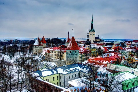 Bild: Die Altstadt von Tallinn aus einer anderen Perspektive. NIKON D700 mit AF-S NIKKOR 28-300 mm 1:3.5-5.6G ED VR.