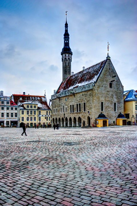 Bild: Das Rathaus von Tallinn ist das typische Postkartenmotiv. NIKOND700 mit AF-S NIKKOR 28-300 mm 1:3.5-5.6G ED VR. Klicken Sie auf das Bild um es zu vergrößern.