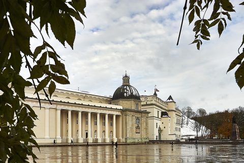 Bild: Die Katherale von Vilnius an einem Herbstnachmittag. NIKON D700 mit CARL ZEISS Distagon T* 3.5/18 ZF.2. Klicken Sie auf das Bild um es zu vergrößern.