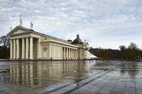 Bild: Die Katherale von Vilnius an einem Herbstnachmittag. NIKON D700 mit CARL ZEISS Distagon T* 3.5/18 ZF.2. Klicken Sie auf das Bild um es zu vergrößern.