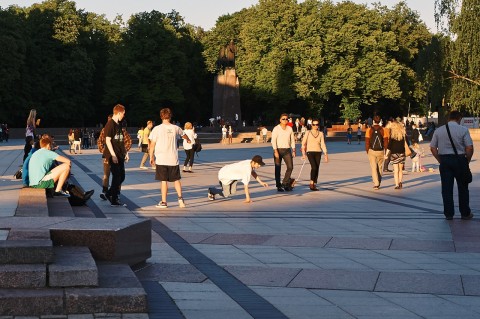 Bild: Vilnius - Break Dance zur Blauen Stunde am Kathedralenplatz. NIKON D700 und AF-S NIKKOR 24-120 mm 1:4G ED VR.