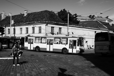 Bild: Während der Hauptverkehrszeit verstopfen unzählige Busse die Straßen der Neustadt von Vilnius. Andere öffentliche Transportmittel gibt es nicht. NIKON D700 mit CARL ZEISS Distagon T* 1.4/35 ZF.2.