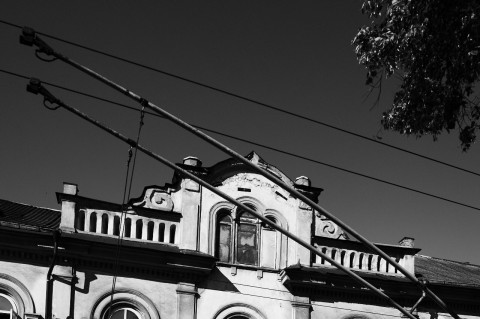 Bild: Ein Schnappschuss an der roten Ampel - Stromabnehmer eines Oberleitungsbusses in der Neustadt von Vilnius. NIKON D700 mit CARL ZEISS Distagon T* 1.4/35 ZF.2.