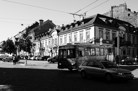 Bild: Dieser Oberleitungsbus ist wahrscheinlich schon zu Zeiten des Betonkopfes Leonid Breshnew durch Vilnius gefahren. NIKON D700 mit CARL ZEISS Distagon T* 1.4/35 ZF.2.