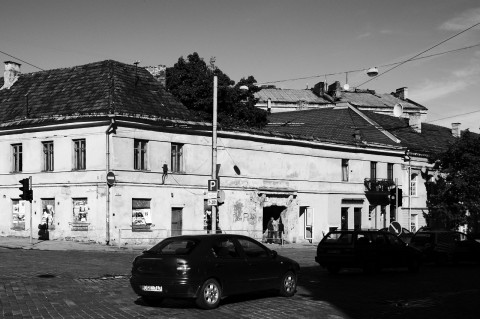 Bild: In der Pylimo gatvė in der Neustadt von Vilnius - Hier gibt es noch einen gewissen Renovierungsstau. NIKON D700 mit CARL ZEISS Distagon T* 1.4/35 ZF.2.