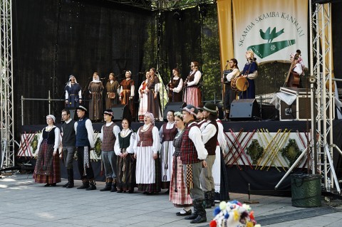 Bild: Musiker spielen und singen auf der Bühne gegenüber vom NOVOTEL litauische Volkslieder. NIKON D700 mit AF-S NIKKOR 24-120 mm 1:4G ED VR.