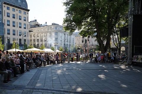 Bild: Gegenüber vom NOVOTEL liegt schon der in Vilnius immer gern gegessene Schaschlik auf dem Holzkohlegrill.