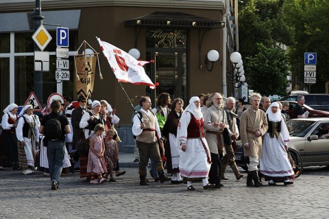 Bild: Umzug von Trachtengruppen aus ganz Litauen am Kathedralenplatz in Vilnius. NIKON D700 mit AF-S NIKKOR 24-120 mm 1:4G ED VR.