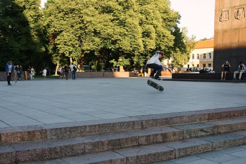 Bild: Skateboarder zur Blauen Stunde auf dem Kathedralenplatz in Vilnius. NIKON D700 und CARL ZEISS Distagon T* 1.4/35 ZF.2.