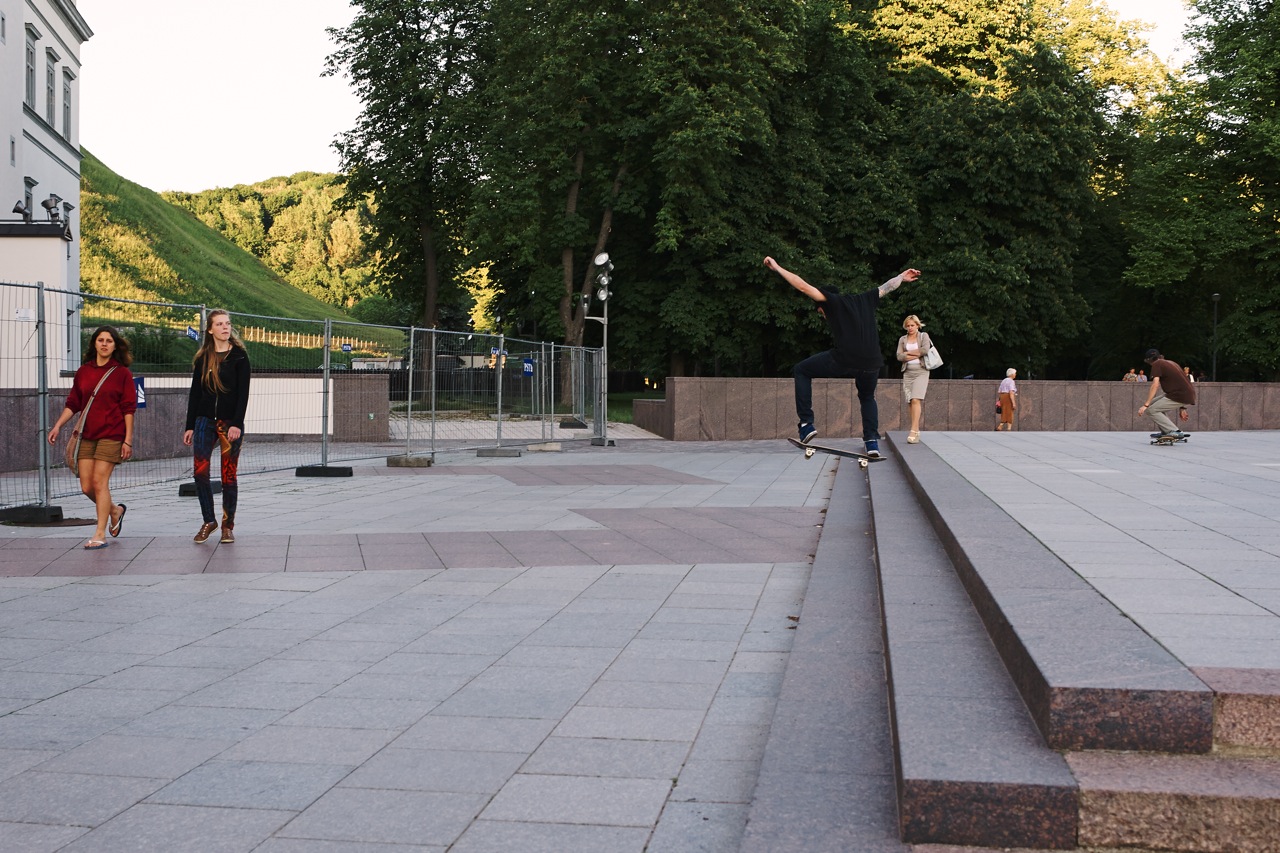 Bild: Skateboarder zur Blauen Stunde auf dem Kathedralenplatz in Vilnius. NIKON D700 und CARL ZEISS Distagon T* 1.4/35 ZF.2.