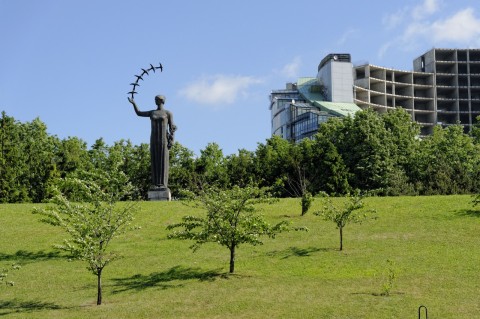Bild: An der Nationalgalerie in Vilnius im Stadtteil Šnipiškės. NIKON D700 und AF-S NIKKOR 24-120 mm 1:4G ED VR.