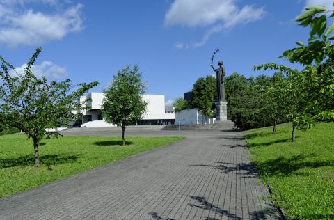 Bild: An der Nationalgalerie in Vilnius im Stadtteil Šnipiškės. NIKON D700 und AF-S NIKKOR 24-120 mm 1:4G ED VR.
