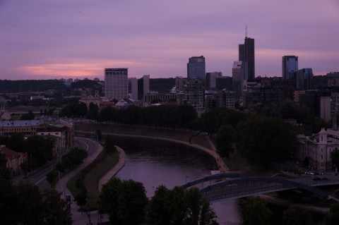 Bild: Sonnenuntergang über dem Stadteil Šnipiškės in Vilnius. NIKON D700 mit AF-S NIKKOR 24-120 mm 1:4G ED VR.