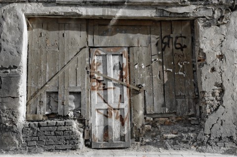 Bild: Ein Phänomen in Vilnius sind die zahlreichen versperrten Hauseingänge der verlassenen Häuser. NIKON D700 mit CARL ZEISS Distagon T* 1.4/35 ZF.2.