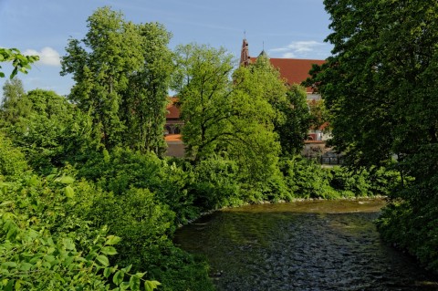 Bild: Blick auf die Bernardinų bažnyčia - die Kirche St. Bernhardine - von der Vilnelė aus gesehen. NIKON D700 und AF-S NIKKOR 24-120 mm 1:4G ED VR.