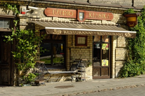 Bild: Eines der zahlreichen Restaurants der Užupio gatvė in Užupis. NIKON D700 und AF-S NIKKOR 24-120 mm 1:4G ED VR. Klicken Sie auf das Bild um es zu vergrößern.