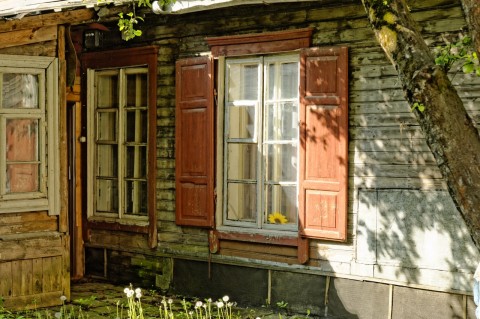 Bild: Holzhaus in Užupis - fast wie auf einem Dorf. NIKON D700 und AF-S NIKKOR 24-120 mm 1:4G ED VR.