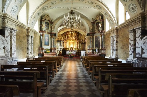 Bild: In der Kirche Šv. Kryžiaus bažnyčia in Vilnius mit NIKON D700 und AF-S NIKKOR 24-120 mm 1:4G ED VR. ISO 6400 ¦ f/5.6 ¦ 24 mm ¦ kein Blitz.