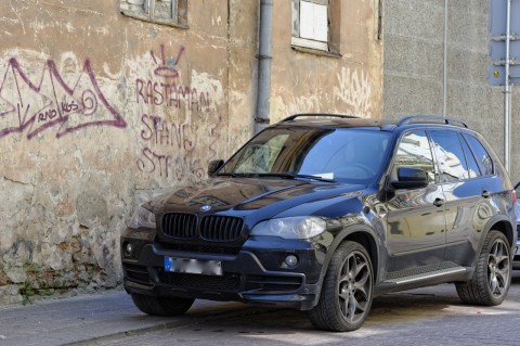 Vormittags unterwegs in Vilnius in der Odminių gatvė. Das ist typisch für Litauen - Nobler SUV vor baufälligem Haus. NIKON D700 und AF-S NIKKOR 24-120 mm 1:4G ED VR.