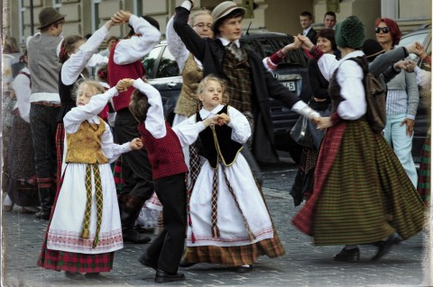Bild: Die Litauer sind stolz auf ihre nationalen Traditionen und geben diese an ihre Kinder weiter. Trachtenumzug auf dem Skamba Skamba Kankliai in Vilnius mit NIKON D700 und AF-S NIKKOR 24-120 mm 1:4G ED VR.