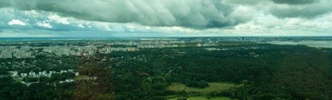 Bild: Die Plattenbausiedlung Lasnamäe - ein Stadtteil von Tallinn - von der Besucherplattform des Fernsehturmes aus gesehen. Klicken Sie auf das Bild um es zu vergrößern.