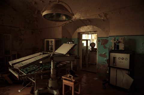 Bild: Operationssaal im ehemaligen Patarei Gefängnis in Tallinn. NIKON D700 mit AF-S NIKKOR 24-120 mm 1:4G ED VR.