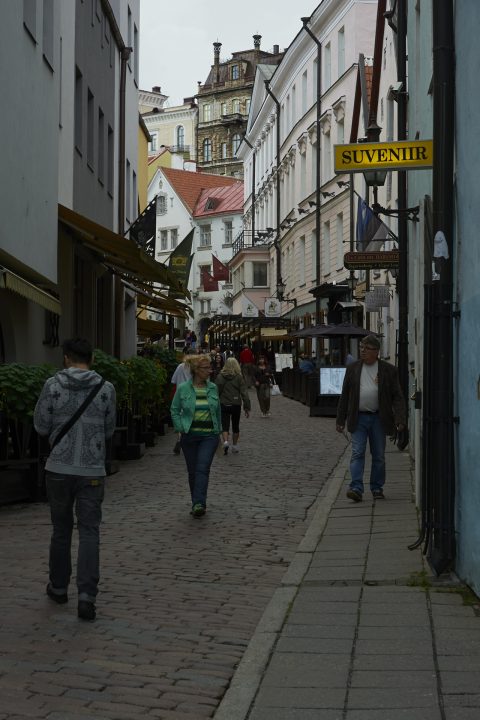 Bild: Tallinn - Unterwegs zur Blauen Stunde in der Dunkri Straße. Noch sind die Straßen voller Touristen. NIKON D700 und AF-S NIKKOR 24-120 mm 1:4G ED VR.