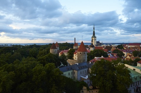 Bild: Tallinn - Unterwegs zur Blauen Stunde auf dem Toompea, dem Domberg. Auf der Aussichtsplattform an der Patkuli Trepp. NIKON D700 und AF-S NIKKOR 24-120 mm 1:4G ED VR.