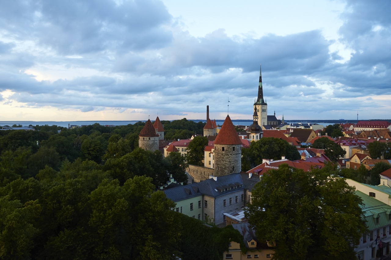 Bild: Tallinn - Unterwegs zur Blauen Stunde auf dem Toompea, dem Domberg. Auf der Aussichtsplattform an der Patkuli Trepp. NIKON D700 und AF-S NIKKOR 24-120 mm 1:4G ED VR.
