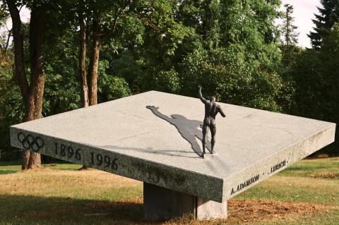 Bild: Unscheinbar gibt sich dieses Denkmal zu Ehren des Sportlers Georg Lurich an der Prita Tee. NIKON D700 und AF-S NIKKOR 24-120 mm 1:4G ED VR.