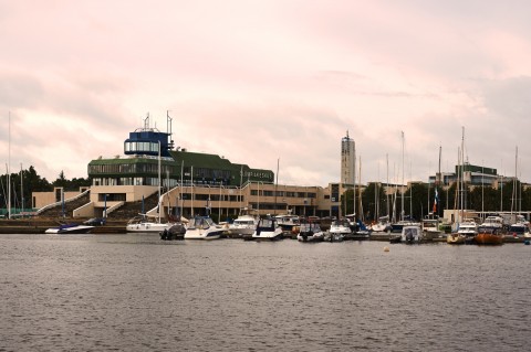 Bild: Morgenstimmung im Yachthafen von Pirita. Die Architektur des Yachthafens hat sich trotz der damaligen Zugehörigkeit Estlands zur Sowjetunion an westlichen Vorbildern orientiert. NIKON D700 und AF-S NIKKOR 24-120 mm 1:4G ED VR.