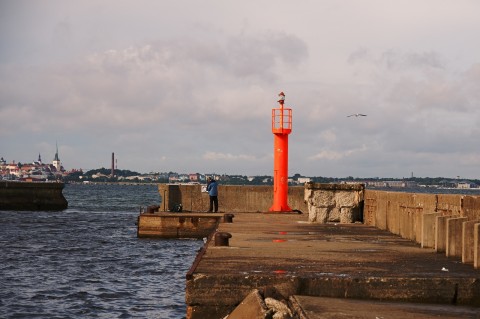 Bild: Morgen an der Mole im Hafen von Pirita. Zu den wenigen Frühaufstehern gehören eine handvoll Angler. NIKON D700 und AF-S NIKKOR 24-120 mm 1:4G ED VR.