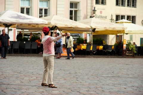 Bild: Der Beatles Song "Yesterday" von einer asiatischen Touristin eigenwillig intoniert auf dem Rathausplatz von Tallinn.