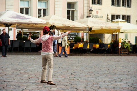 Bild: Der Beatles Song "Yesterday" von einer asiatischen Touristin eigenwillig intoniert auf dem Rathausplatz von Tallinn.
