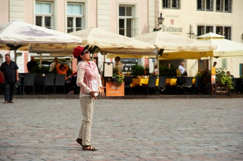 Bild: Der Beatles Song "Yesterday" von einer asiatischen Touristin eigenwillig intoniert auf dem Rathausplatz von Tallinn.