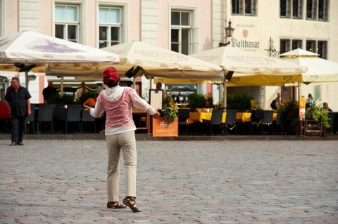 Bild: Der Beatles Song "Yesterday" von einer asiatischen Touristin eigenwillig intoniert auf dem Rathausplatz von Tallinn.