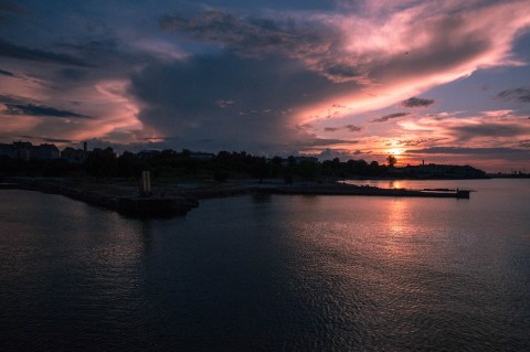 Bild: Tallinn - Sonnenuntergang über dem alten Patarei Gefängnis. NIKON D700 und CARL ZEISS Distagon T* 2/25 ZF.2.