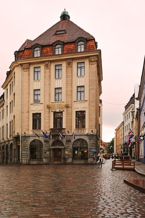Bild: Tallinn - In der Tallinner Partymeile Suur-Karja sind um diese Zeit wochentags nur wenige Menschen unterwegs. NIKON D700 und AF-S NIKKOR 24-120 mm 1:4G ED VR.